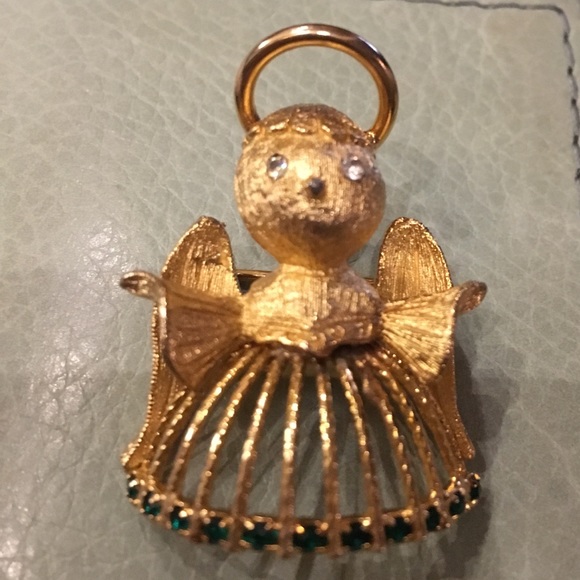 Jewelry - Vtg Angel brooch w/ rhinestone details